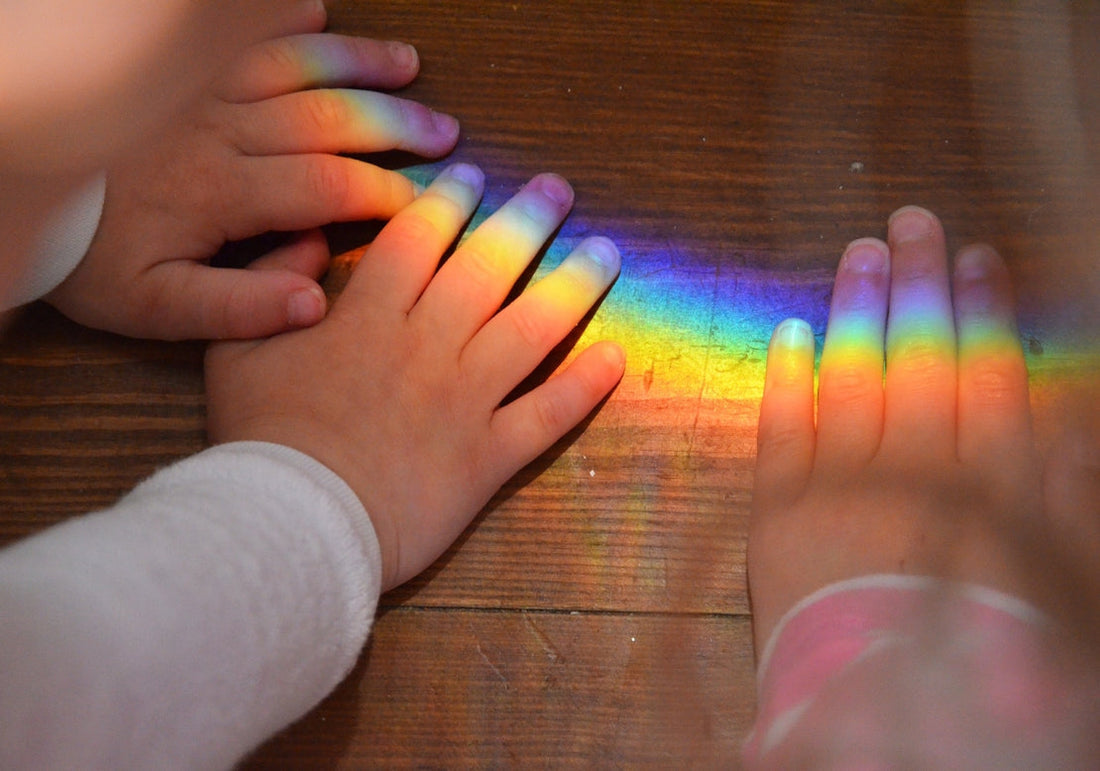 arc-en-ciel sur les mains d'enfants