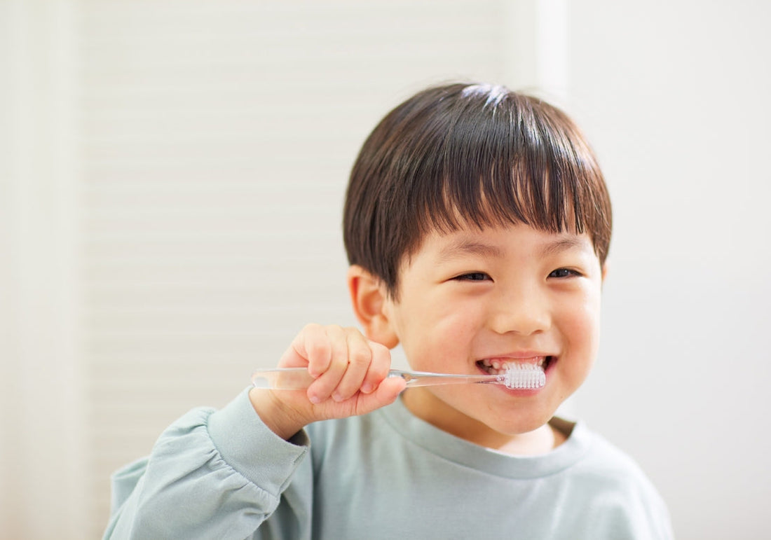 brossage de dent d'un enfant