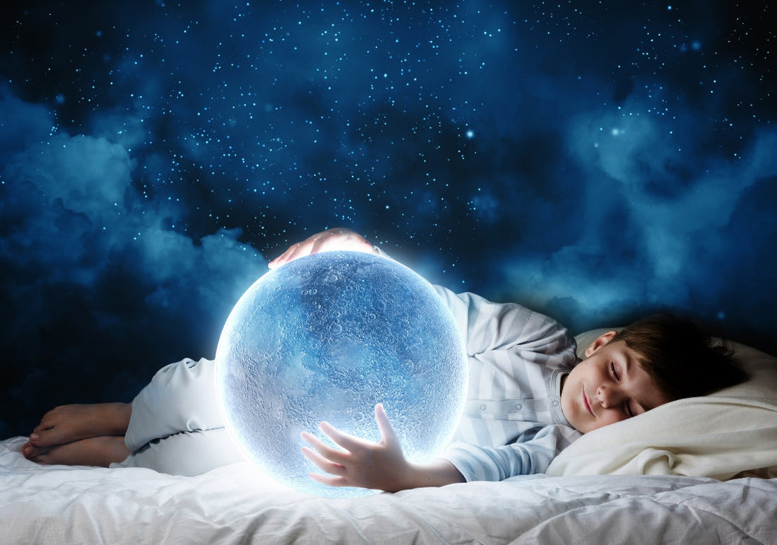 enfant qui dort avec une lune lumineuse
