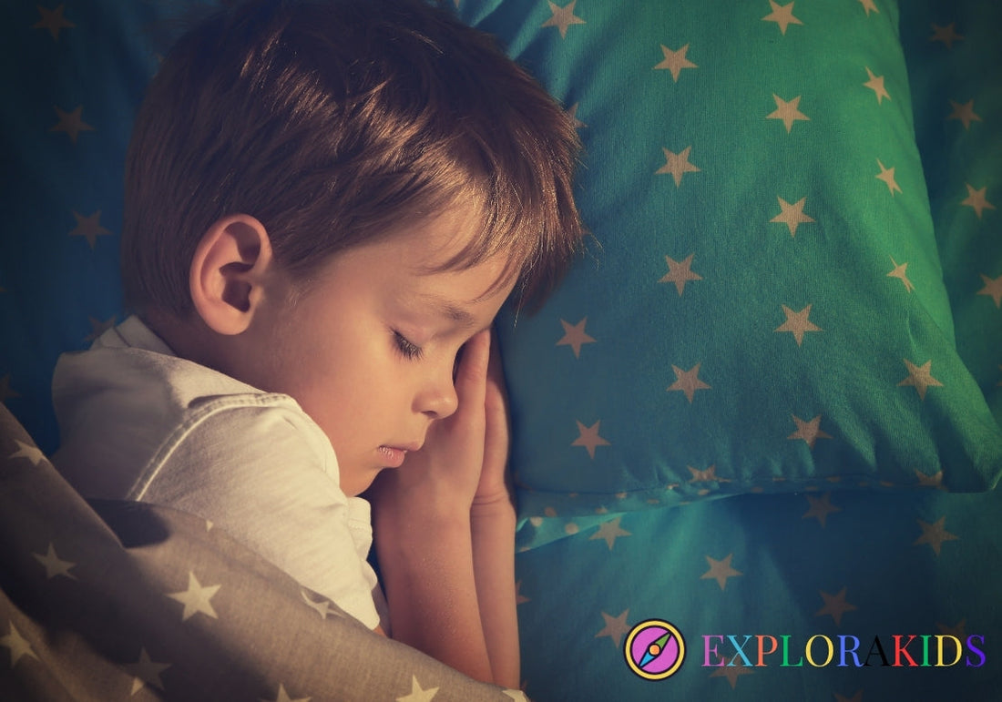 enfant qui dort dans son lit paisiblement 