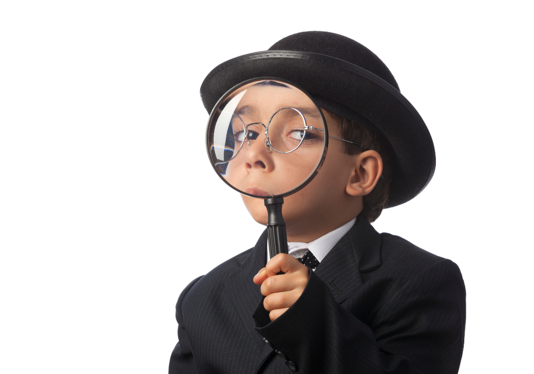 Jeu du détective : règles des deux versions et variantes dès 5 ans