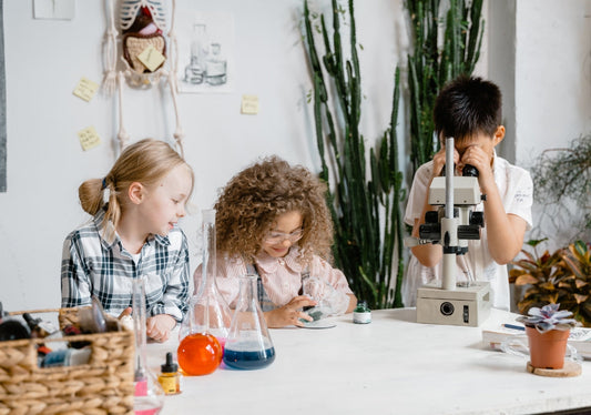 10 expériences scientifiques à faire à la maison (sans se prendre la tête)