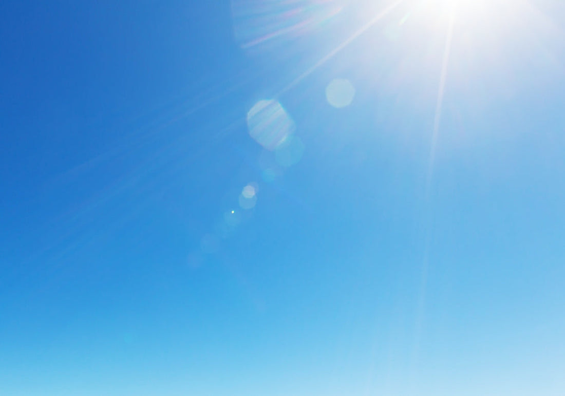 ciel bleu avec du soleil
