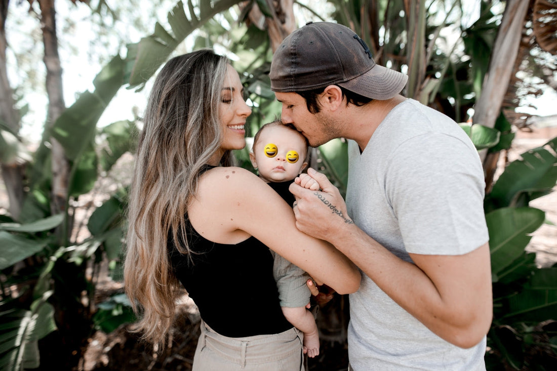 Cacher le visage de ses enfants avec des emojis suffit-il vraiment à les protéger en ligne ?