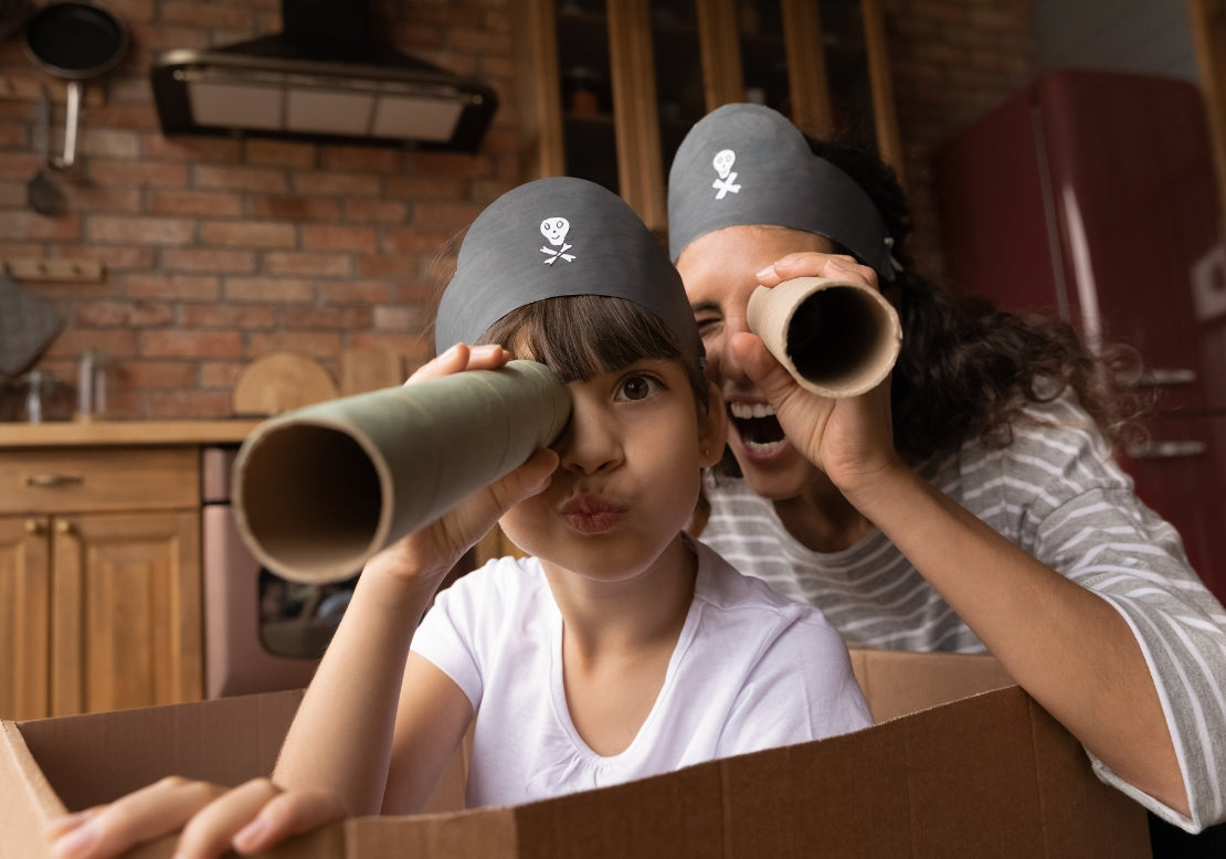 parent qui joue avec son fils aux pirates pendant une chasse au trésor KIDXPLORER